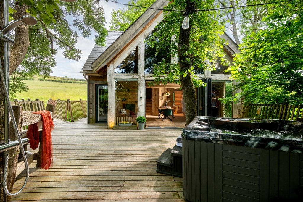 Prince Llewelyn Luxury Treehouse with hot tub