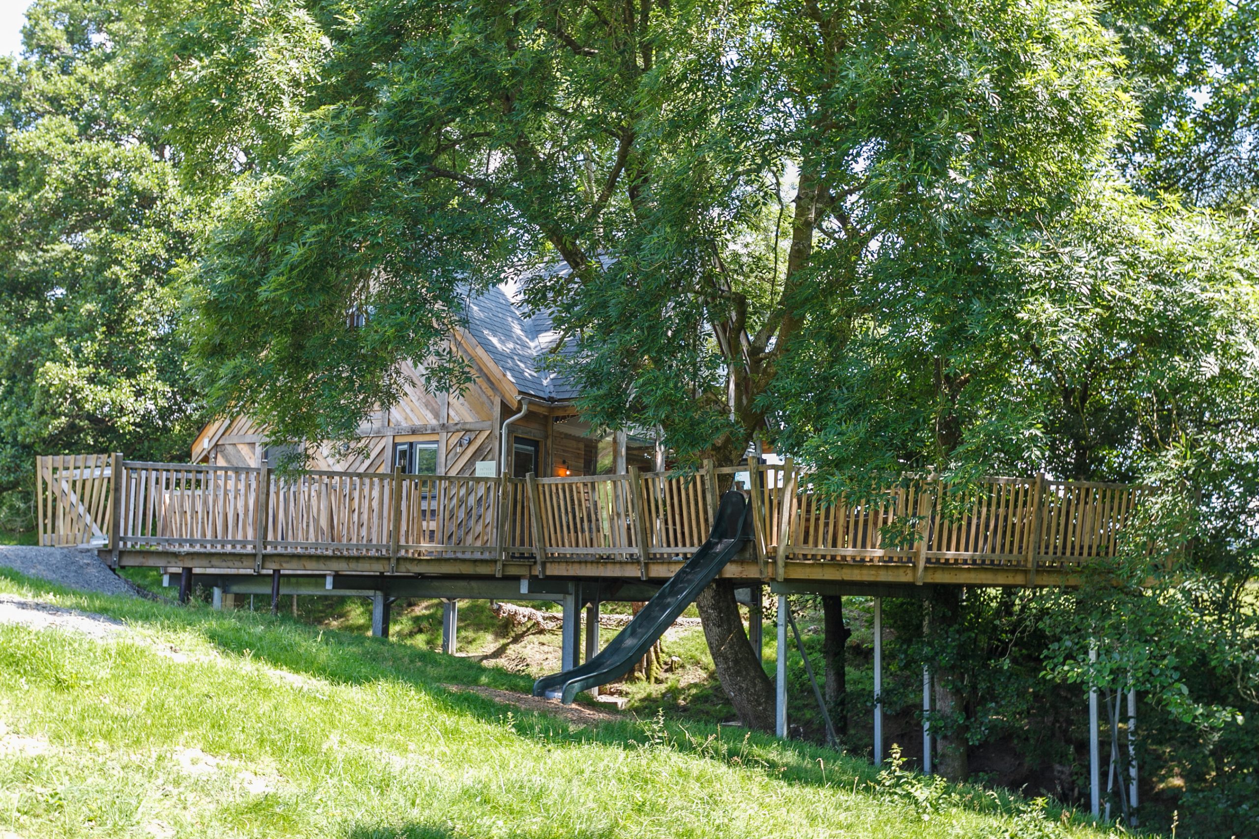External 4 treehouse with hot tub